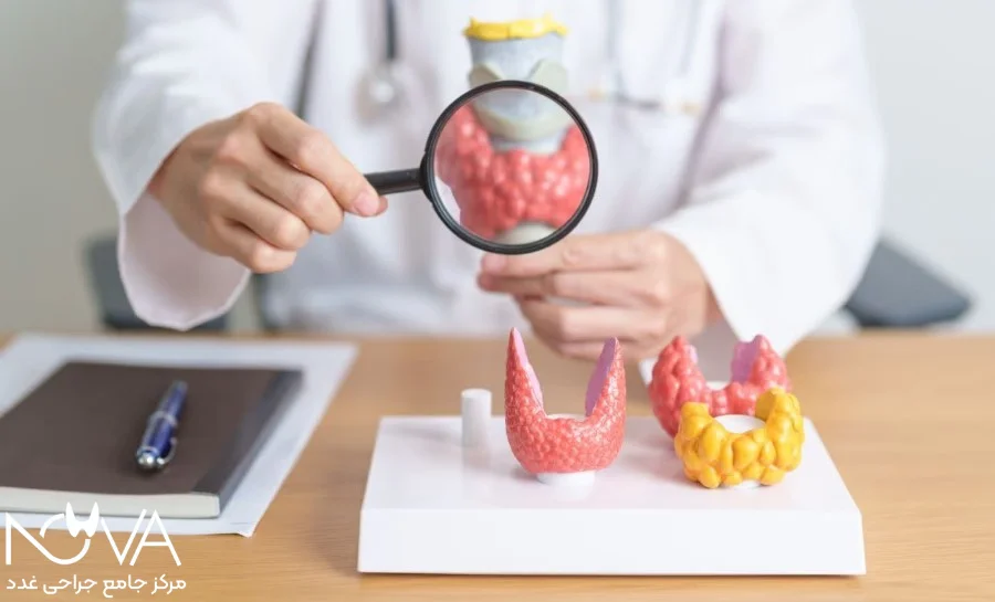 پزشک در مورد جراحی و عوارض احتمالی برای بیمار توضیح می دهد.